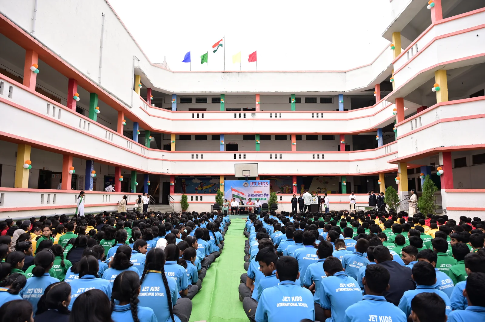 Symmetrical center aisle of the assembly