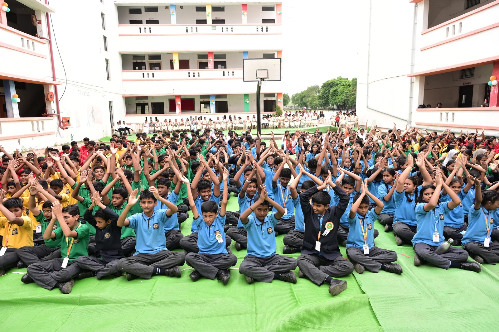 800+ scholars raising hands in a victory cheer